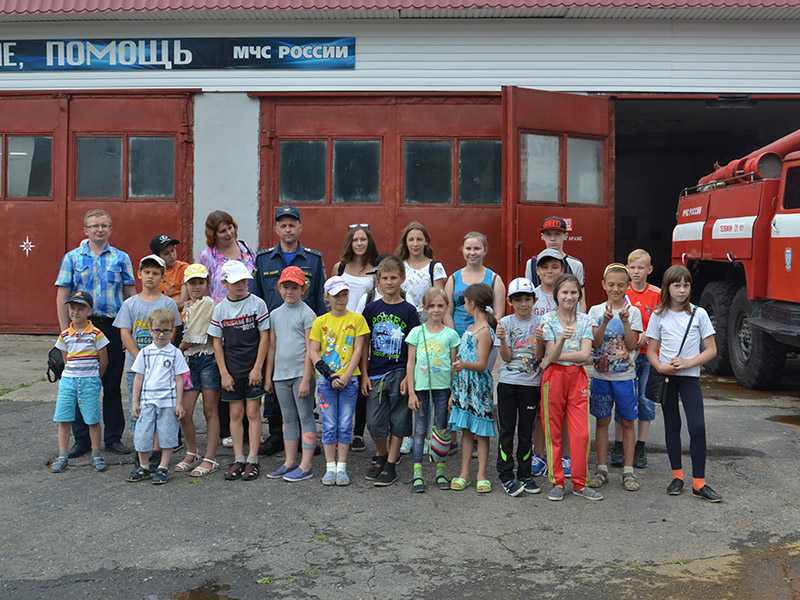 Дети, отдыхающие в оздоровительном лагере, посетили пожарную часть